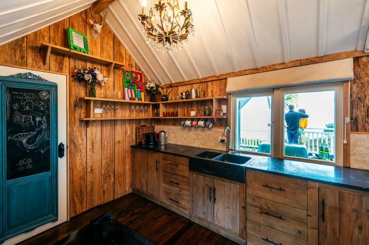 The Settlers Hut Oneroa Exterior foto